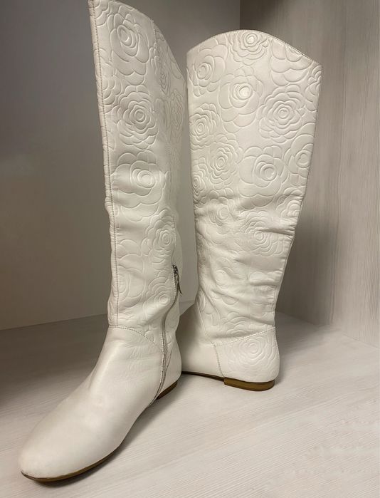 Білі шкіряні чоботи з квітковим принтом, розмір 38