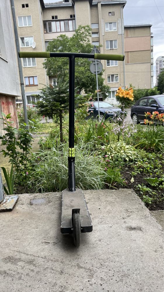 Трюковий самокат в