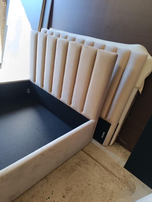 Łóżko tapicerowane na wymiar sypialnia nóżki stelaż panele producent