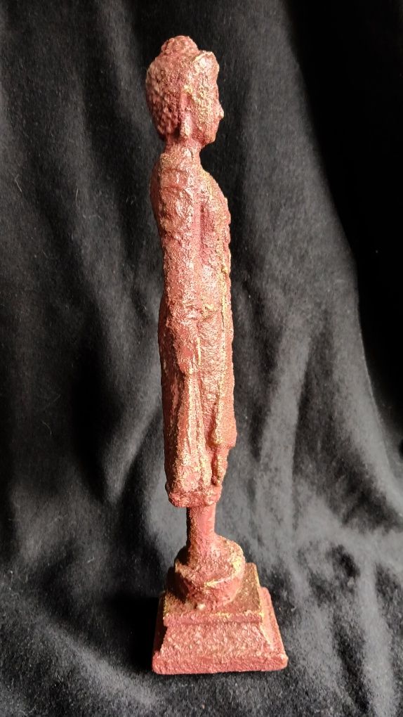 Estatueta oriente imitação de terracota com laivos dourados.