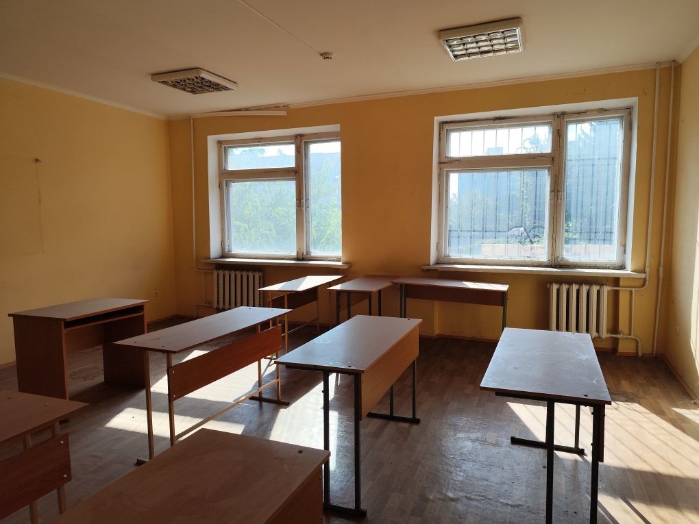 Продам адмвнбуділю в центрі м. Черкаси 2235м2, 320 дол м2.