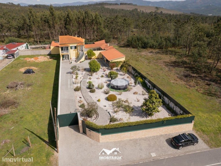Casa privada com 4 quartos, piscina, pátios e acomodações versáteis.