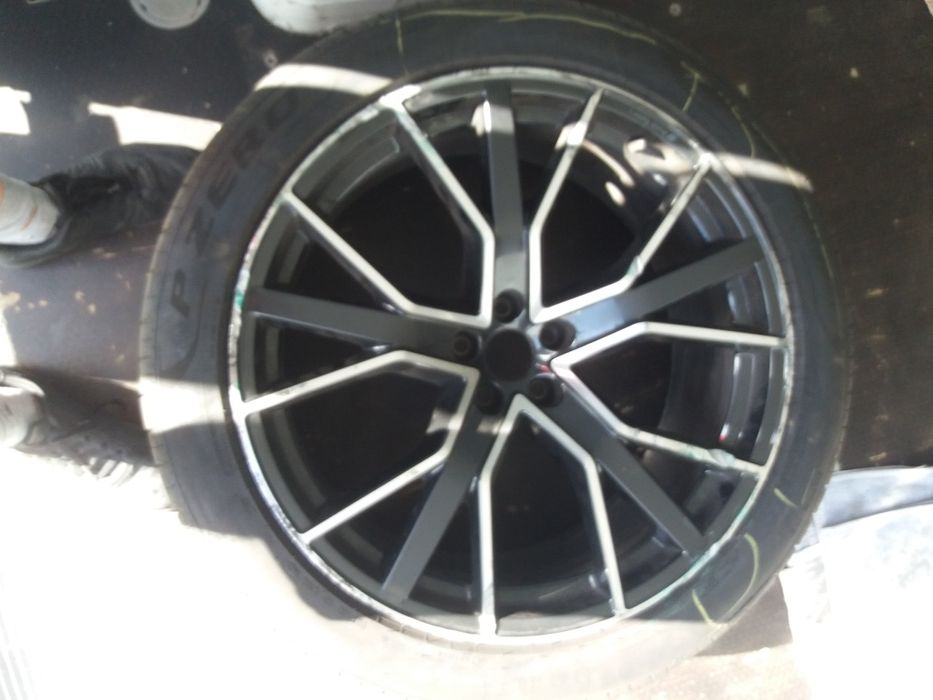 Koło audi q8 uszkodzone jak na zdjęciu opona nowa Pirelli
