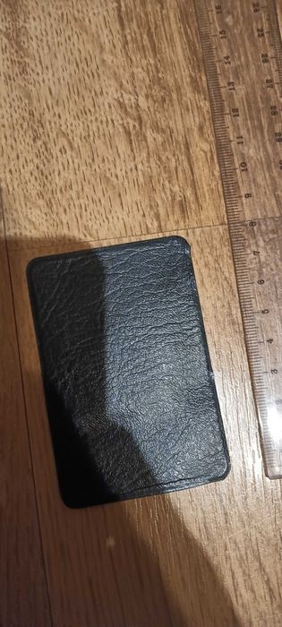 Czarne etui na dokumenty, dowód, prawo jazdy. Napis "prawo jazdy".