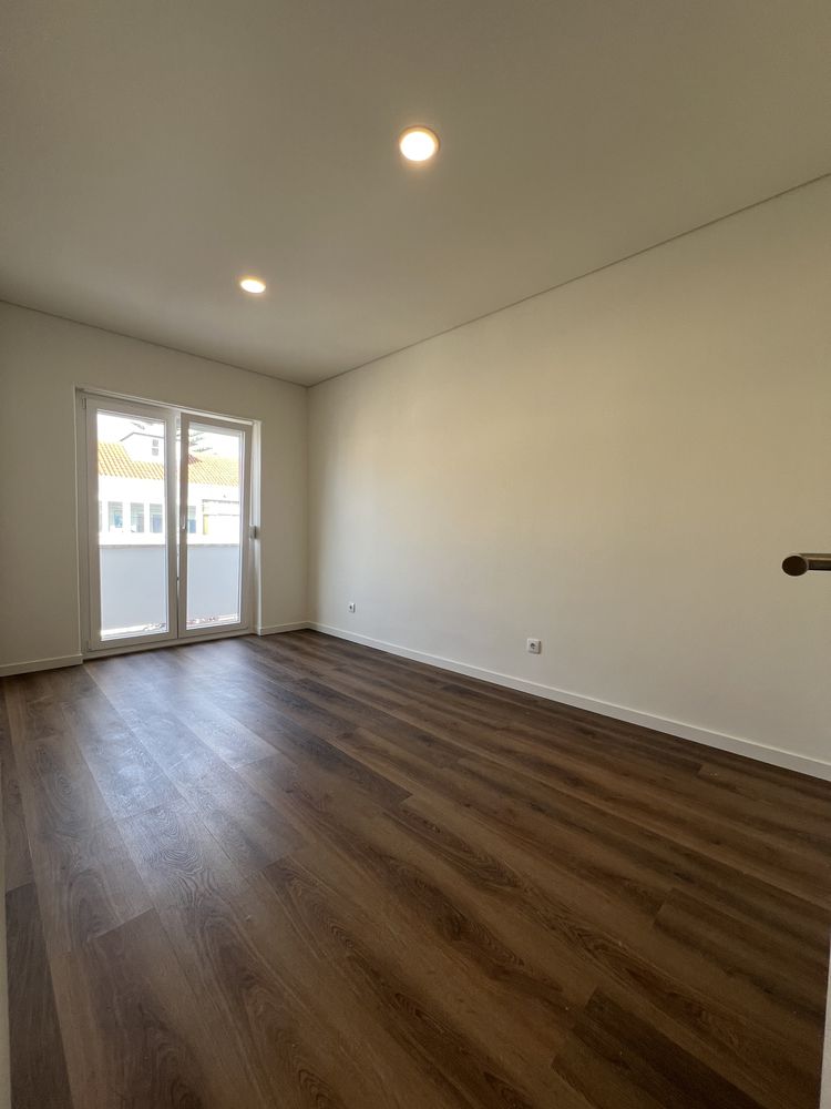 T3 Damaia de Cima-Remodelação Total,Prédio Renovado, Cozinha Whirlpool