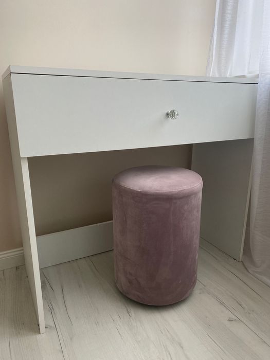 Toaletka z szufladą i pufką