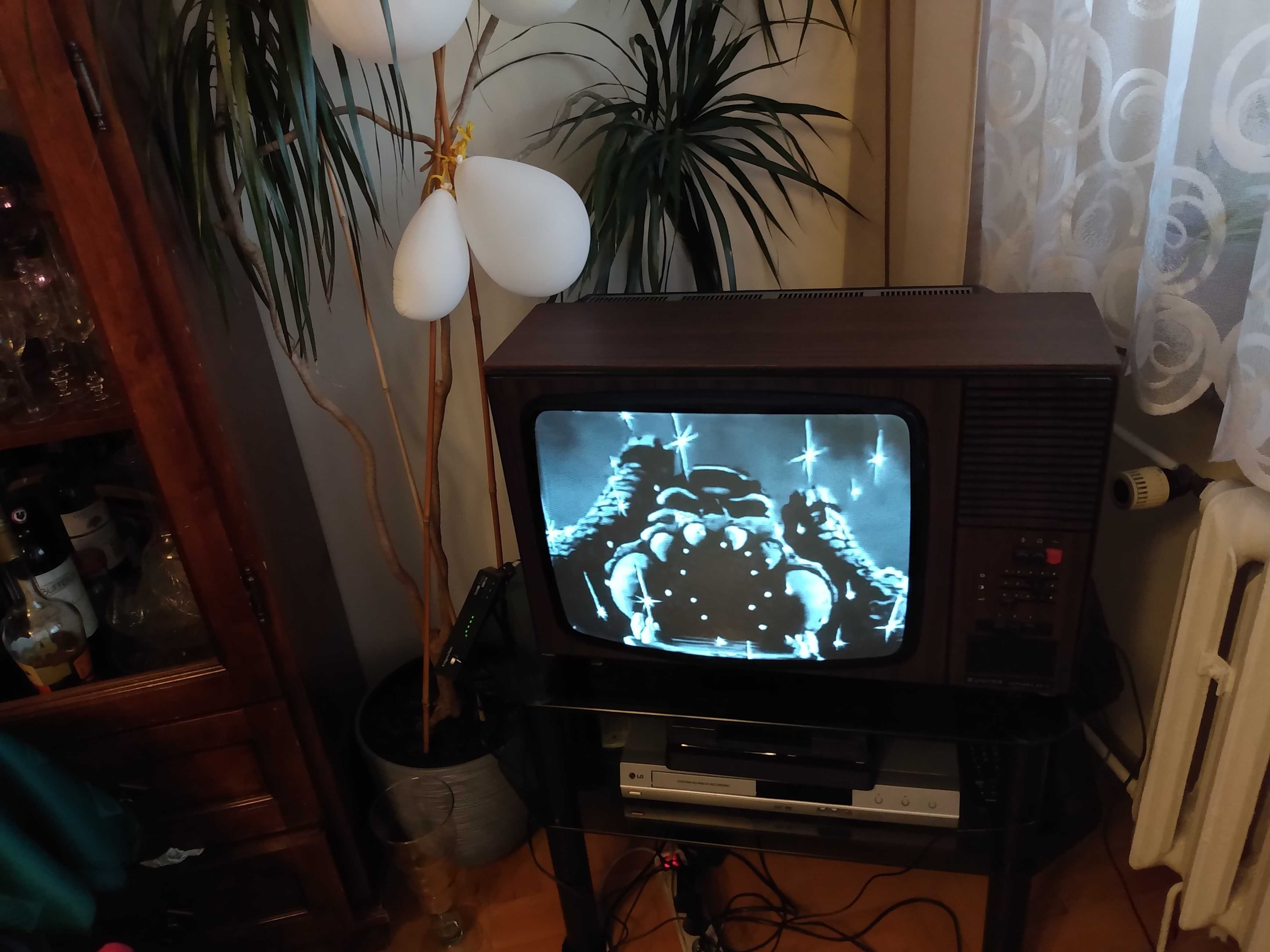 Stary telewizor retro lampowy z okresu PRL'u