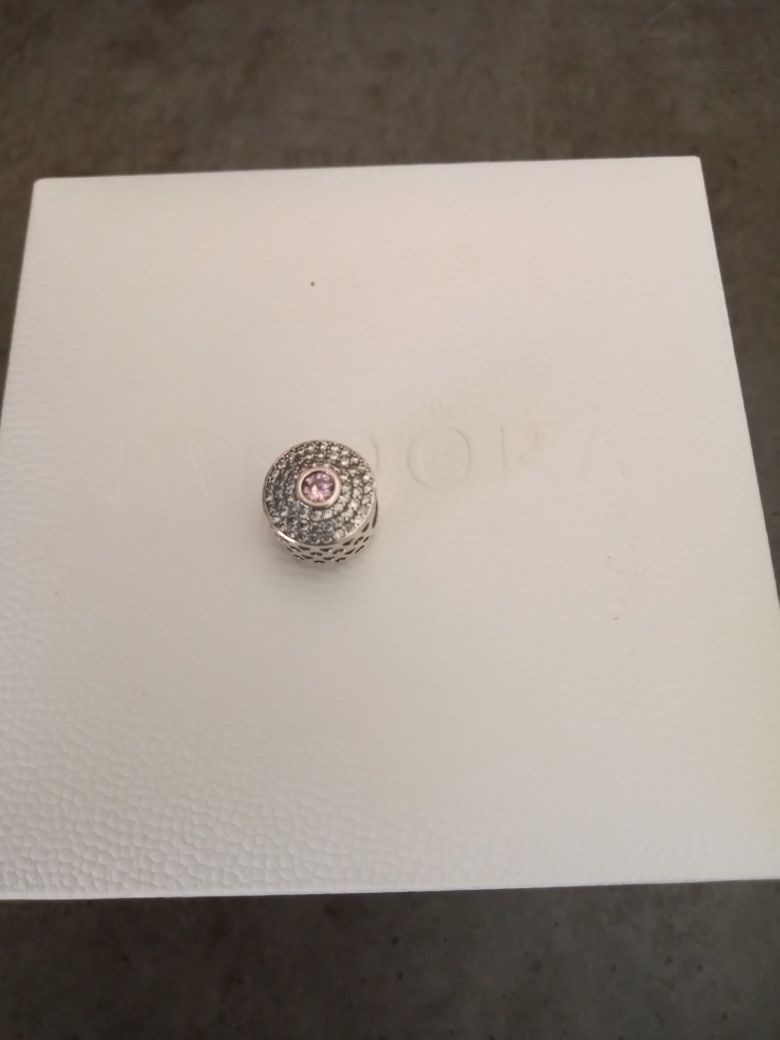 Charms do bransoletek typu Pandora .