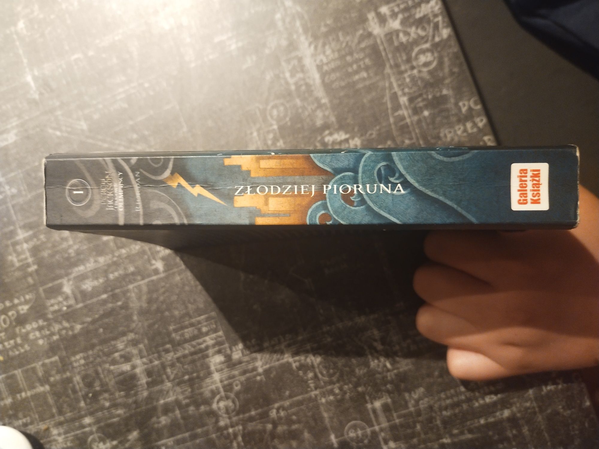 Percy Jackson i bogowie olimpijscy t-1