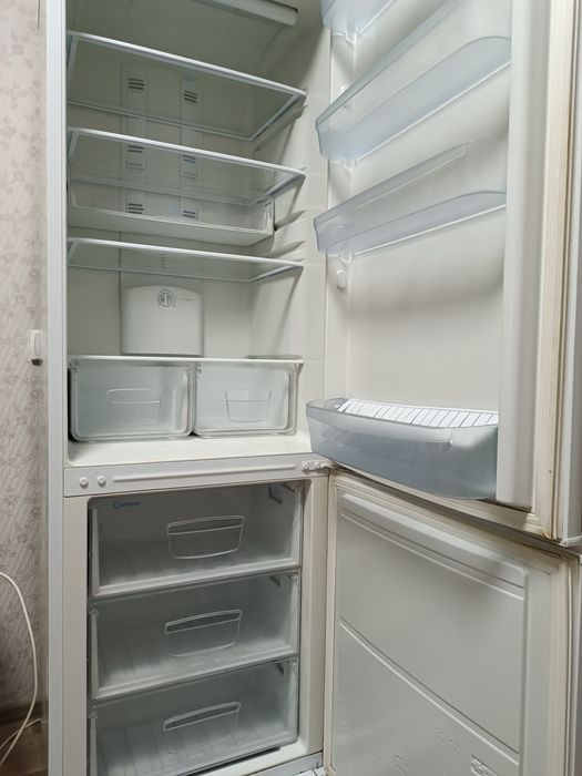 Холодильник Indesit B18FNF