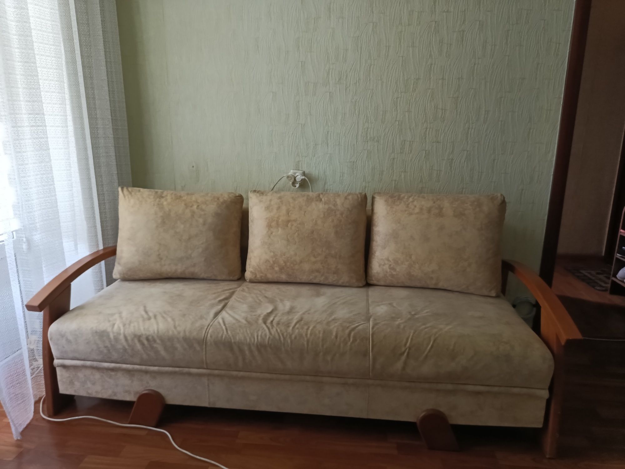 Продам великий кожаний диван
