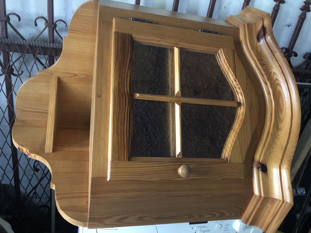 Narożna szafka drewniana