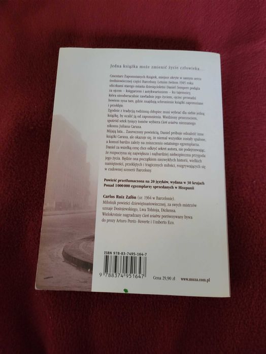 Książka: Cień Wiatru. Carlos Ruiz Zafón.
