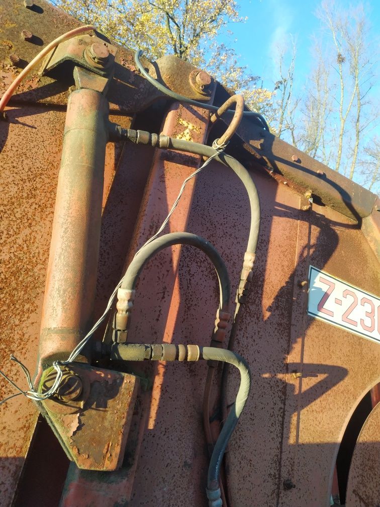 Prasa z 230 rolującą części