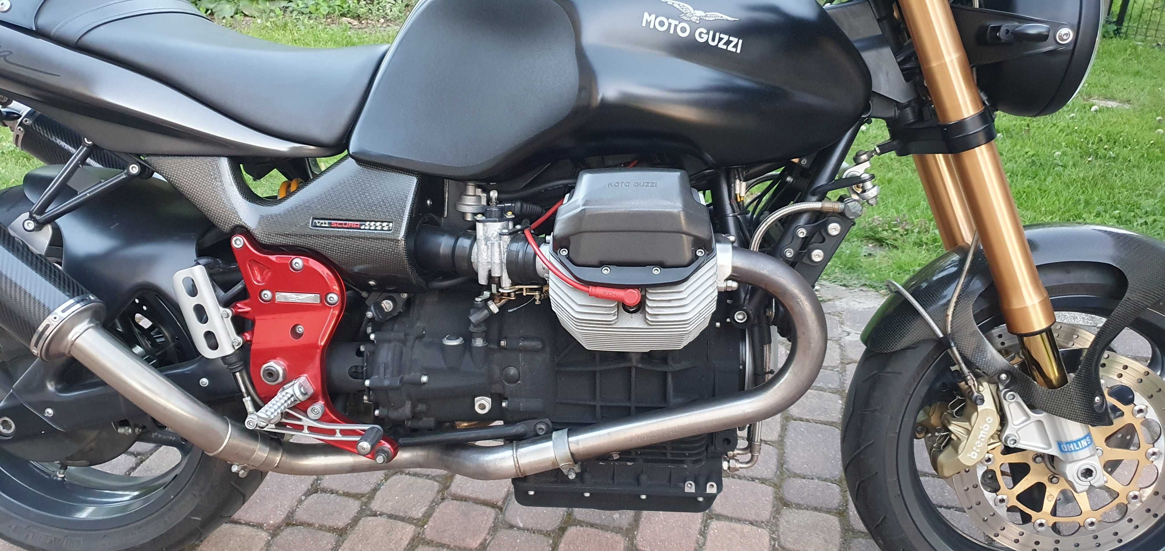 Moto Guzzi V11 scura.