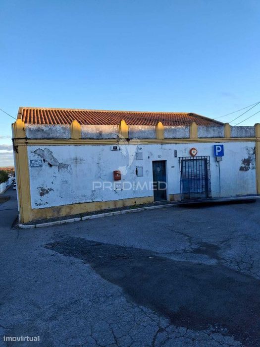 Armazém em terreno de 1024m2 a 10 minutos de Beja