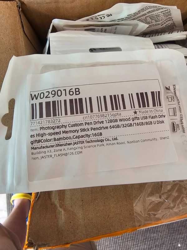 Lote de 32 pens USB de 16GB em madeira , ideal para engravar.