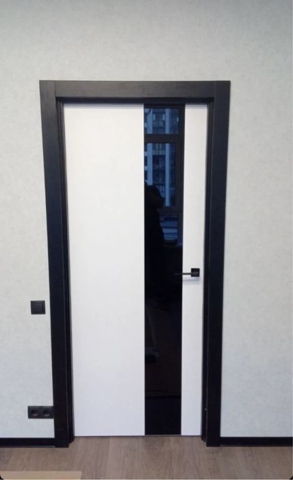 Фарбовані міжкімнатні двері з скляною вставкою/ межкомнатные двери