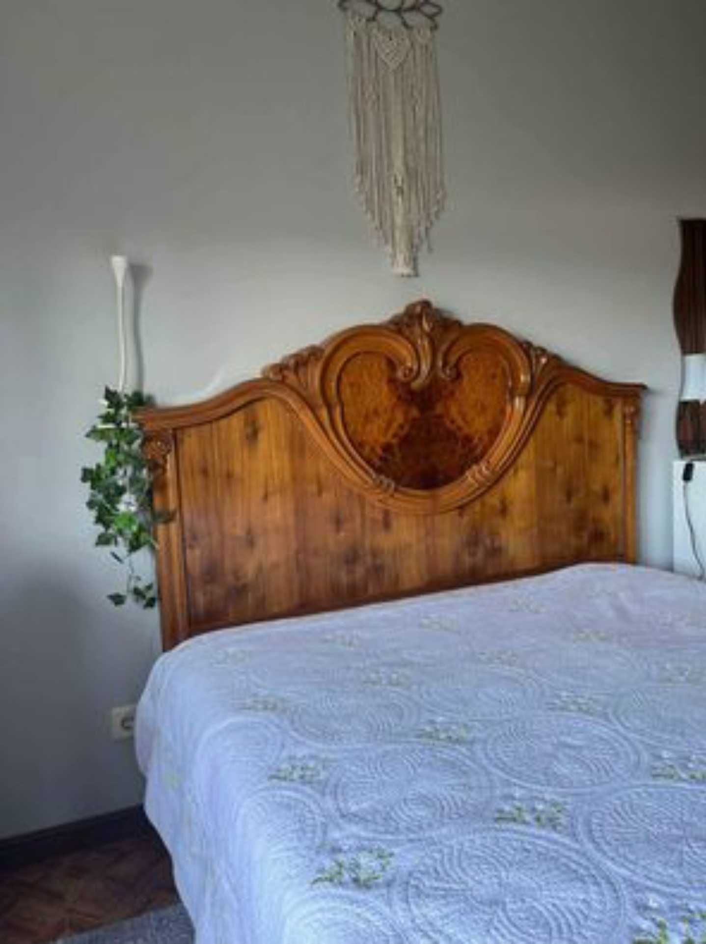 Cama de casal de madeira maciça...Exclusivo.