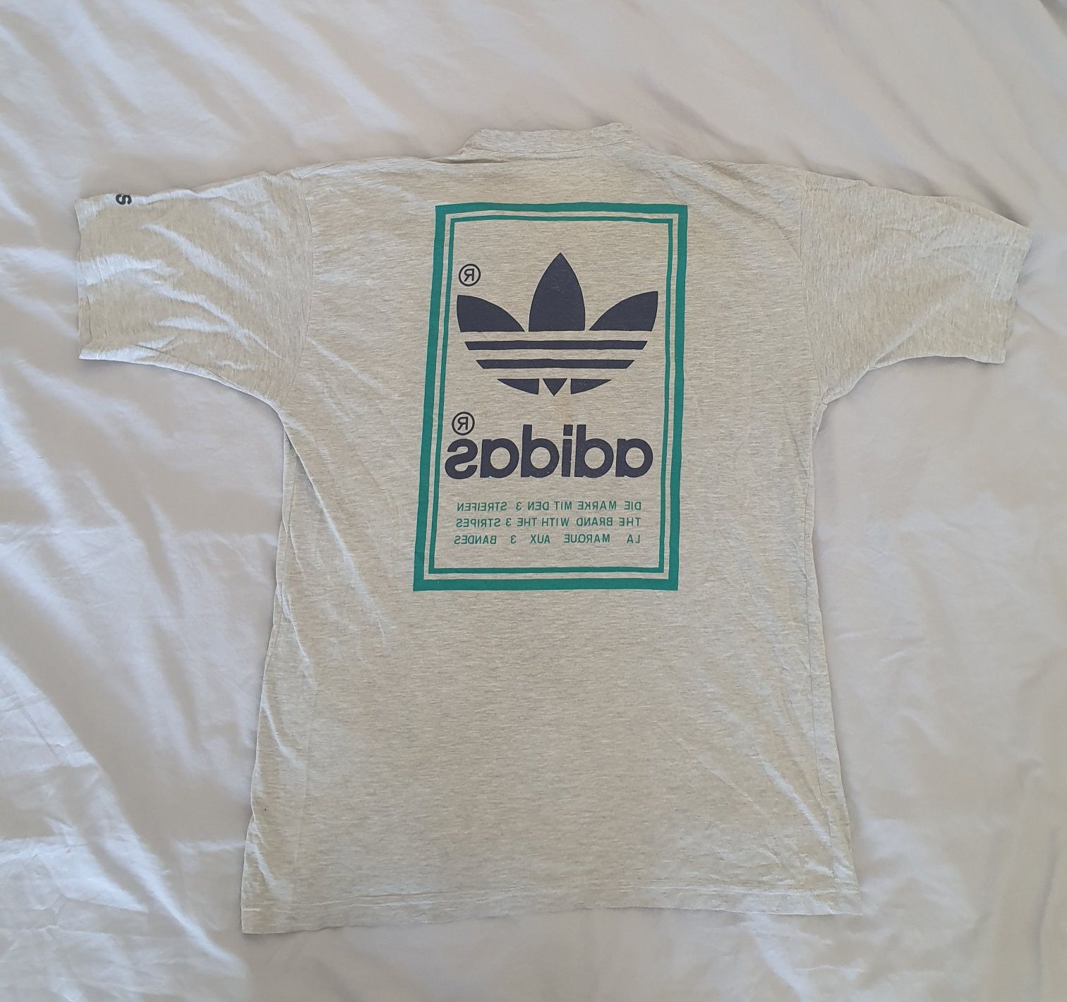 T-shirt Adidas cinzenta, parte de trás em "espelho" (reverse)