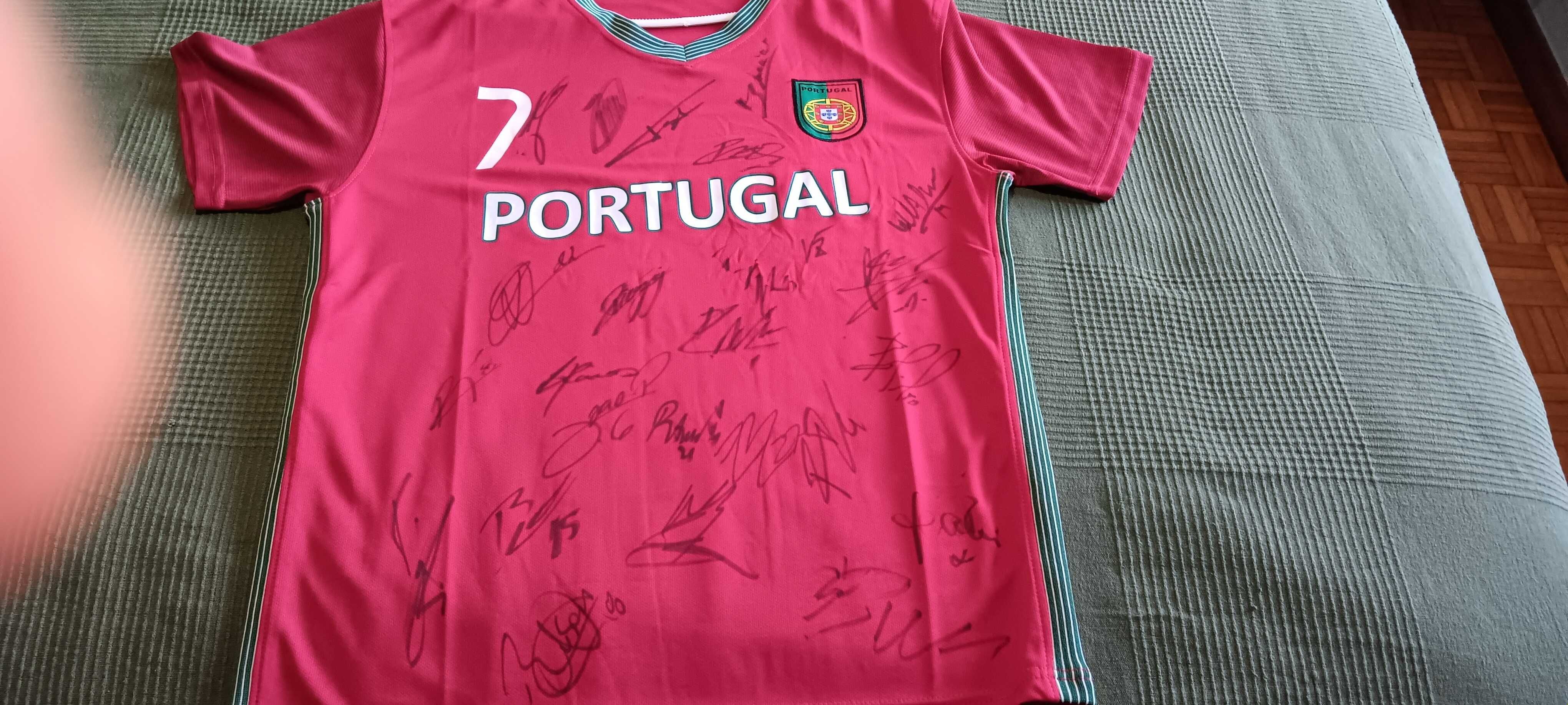 Vendo T-Shirt Autografada da Seleção Portuguesa Futebol
500 €