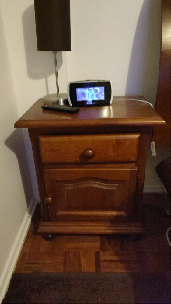 Conjunto de cama + 2 mesas de cabeceira – Bom estado