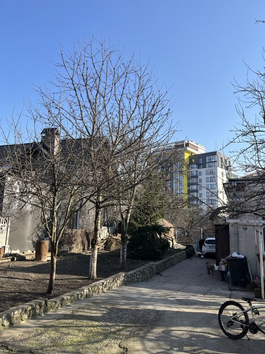 Продається домогосподарство в центральній частині м.Тернополя.