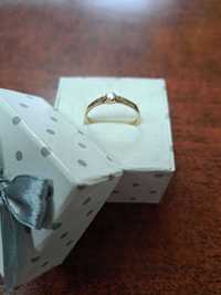 Złoty pierścionek z cyrkonią, złoto 585, rozm.15