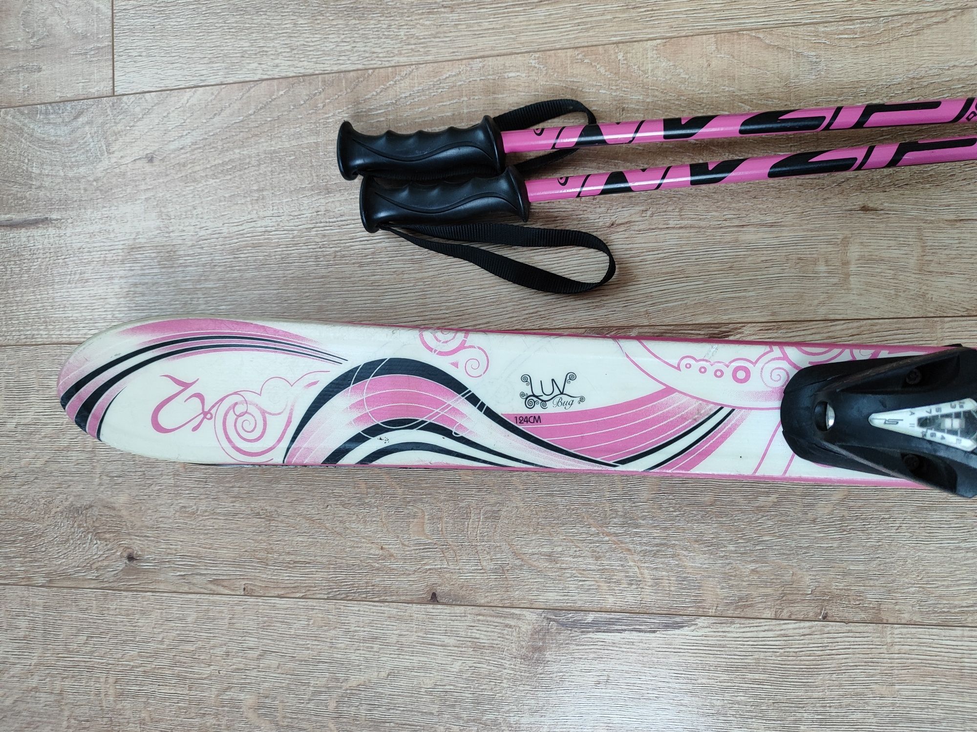 Narty dla dziewczynki K2 Luv Bug 124cm z kijkami