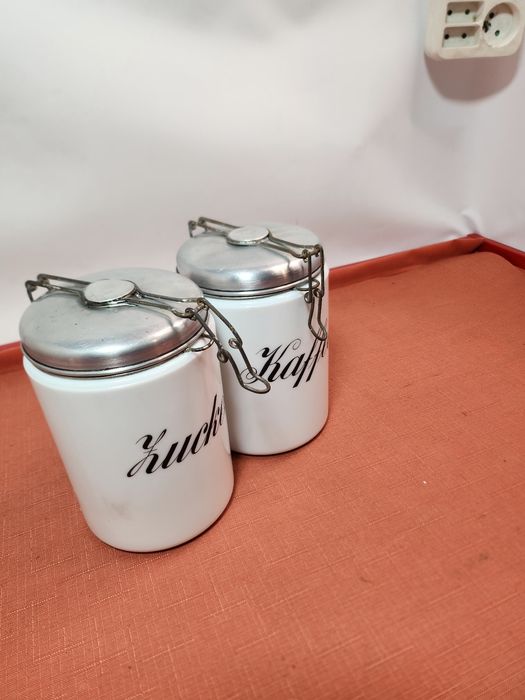 Dwa stare przedwojenne pojemniki na kawę i cukier