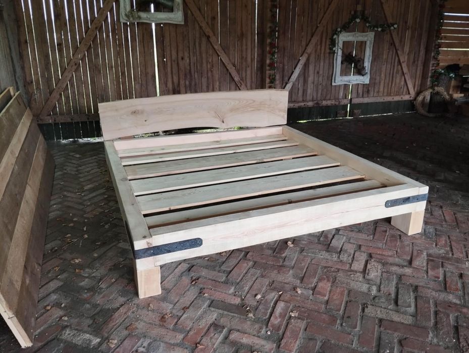 Ręcznie robione łóżko sosnowe 200x200 – naturalne drewno