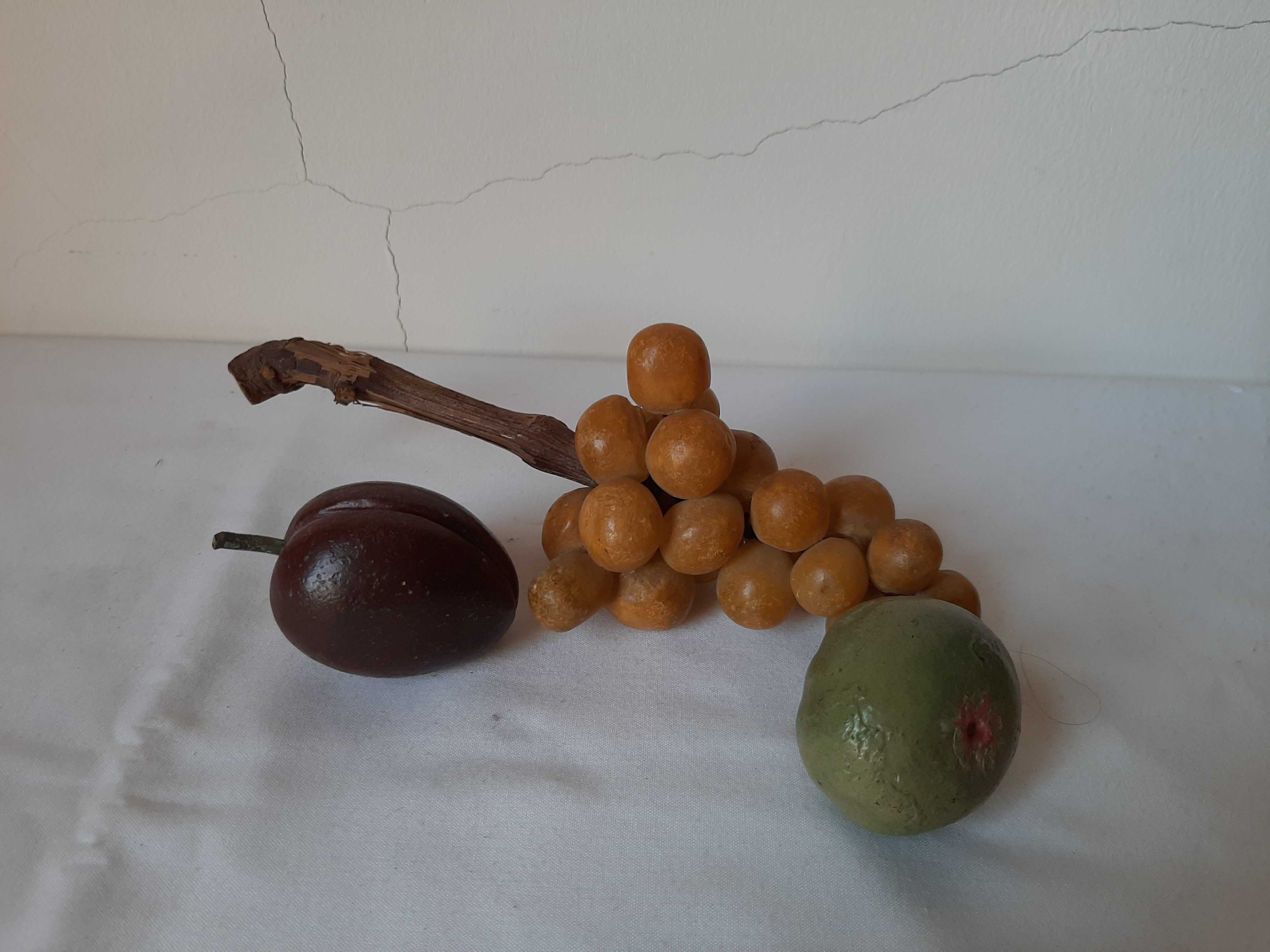 Frutos esculpidos e pintados em pedra