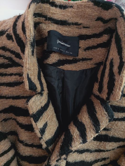 Płaszczyk alpaka we wzory zwierzęce Stradivarius S