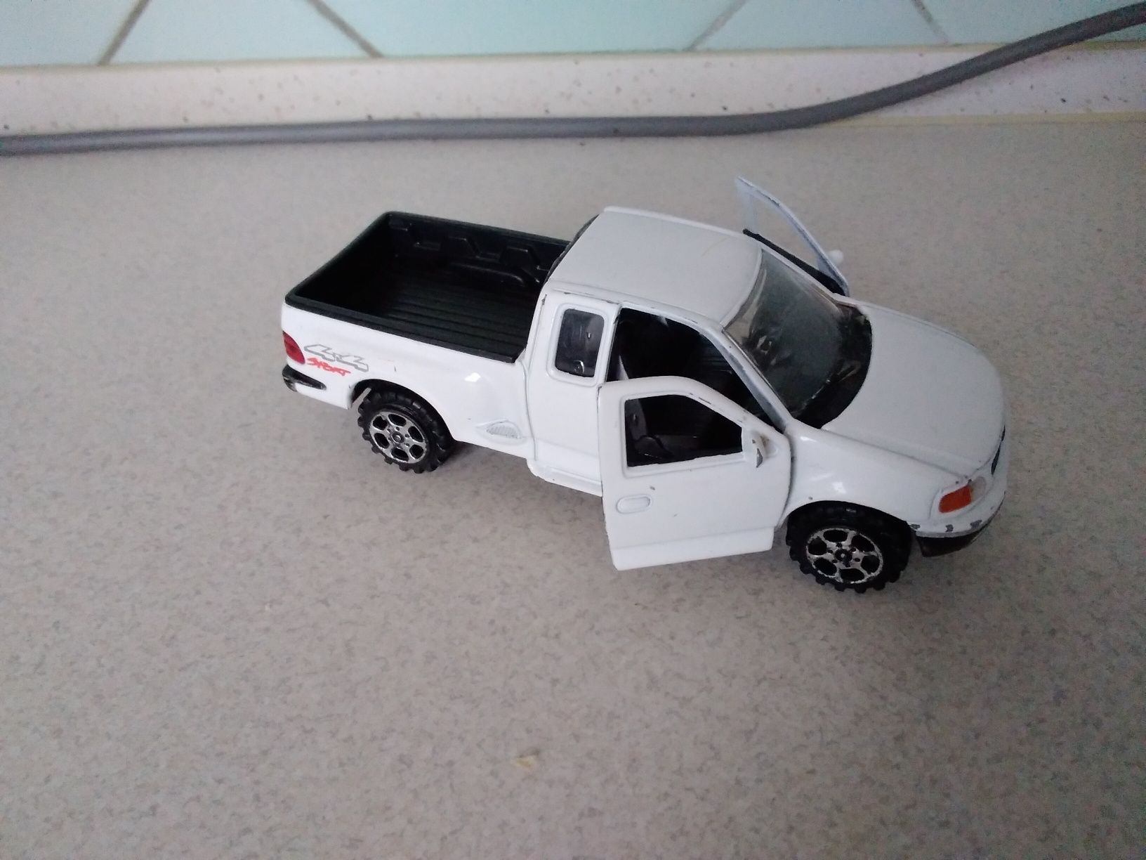Модель авто Ford F-150. Масштаб 1/32.