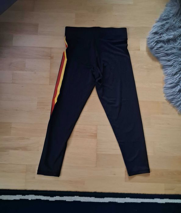 Czarne legginsy 3/4 z kolorowym lampasem