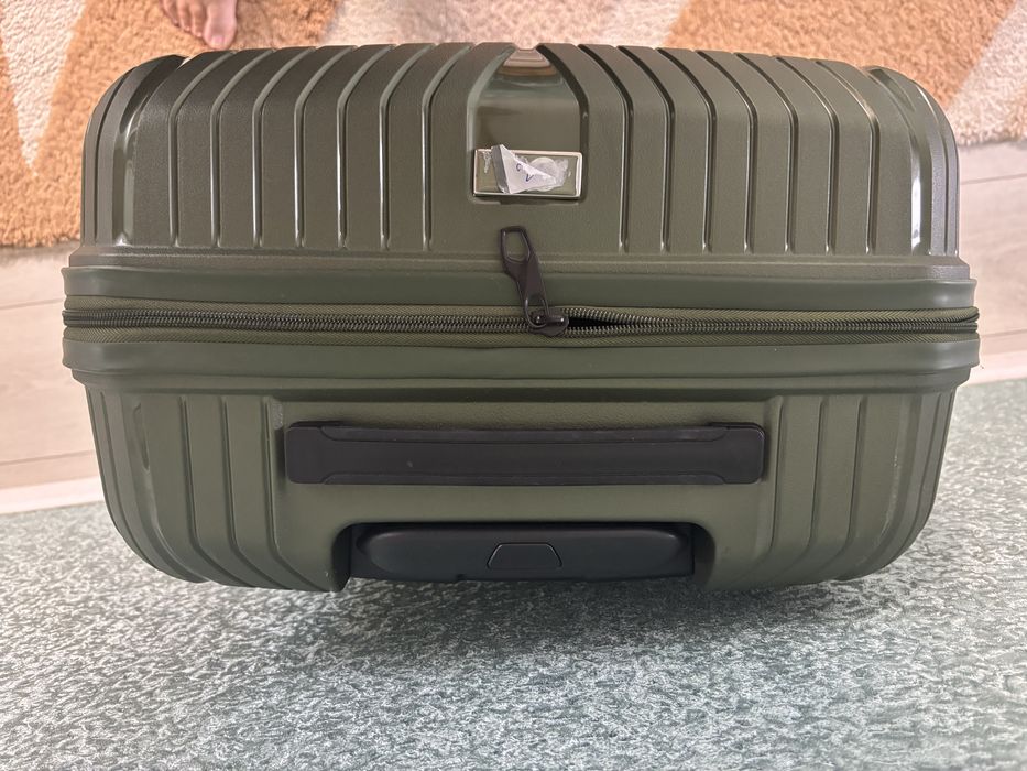 Продаж вализи на колесах розмір М