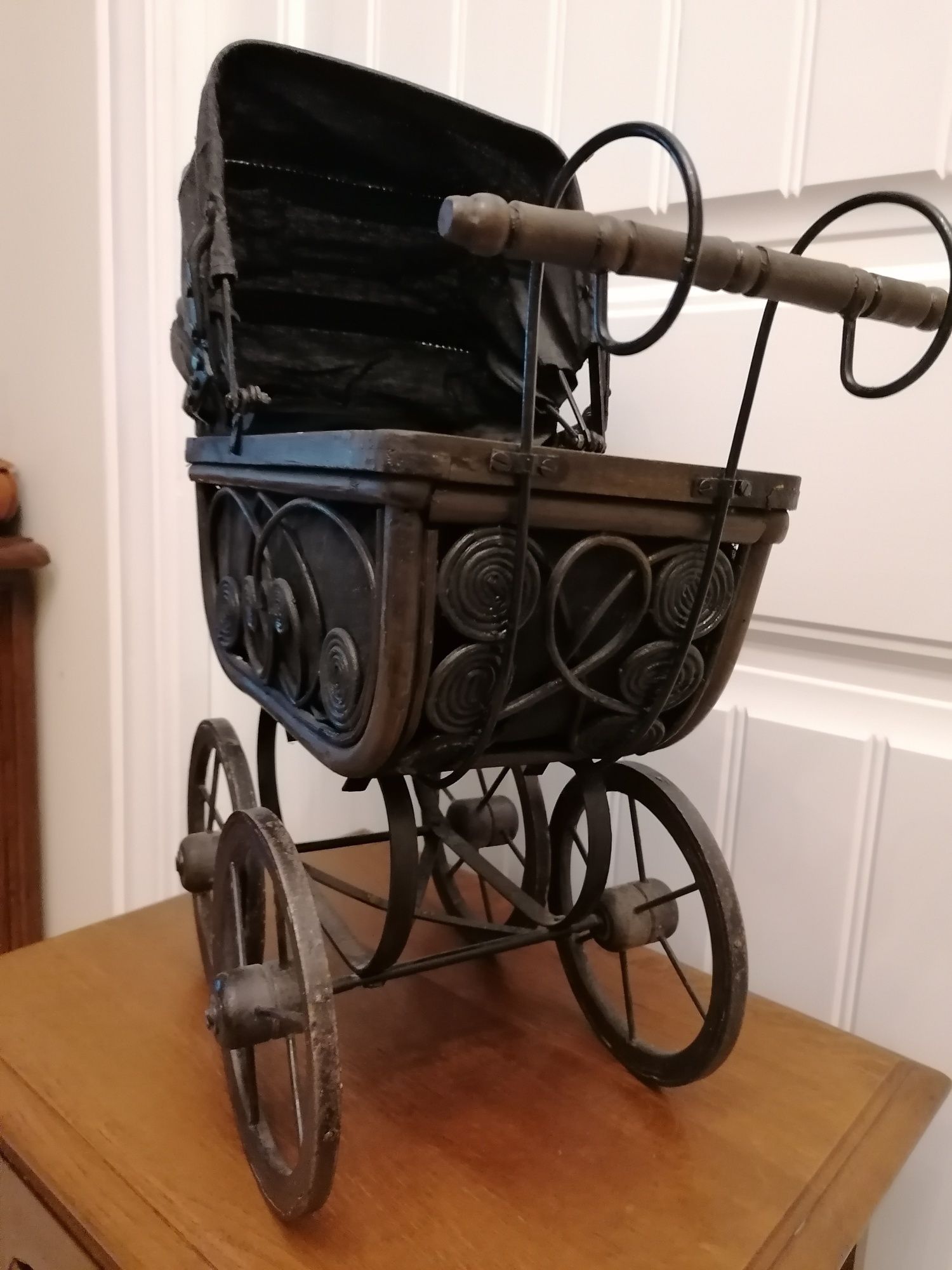 Stary wózek dla lalek