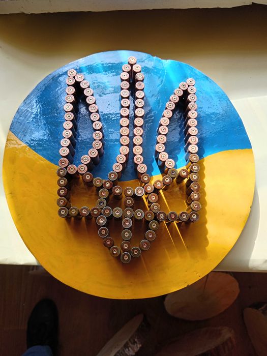 Тризуб,державний символ України з використаних гільз.