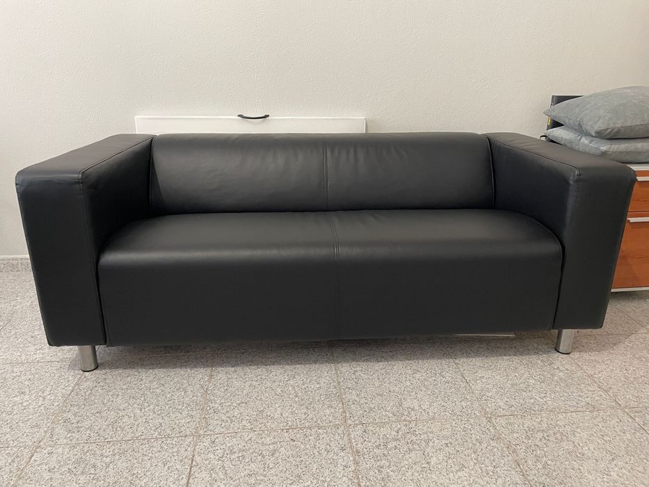 Sofá Preto IKEA.