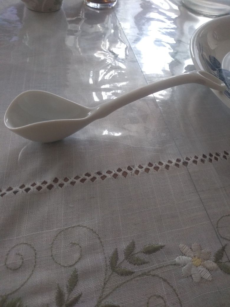 Stara porcelanowa łyżka do sosjerki,.ok.19cm.Wysylka.