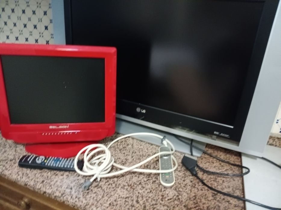 Televisor vermelho e lcd