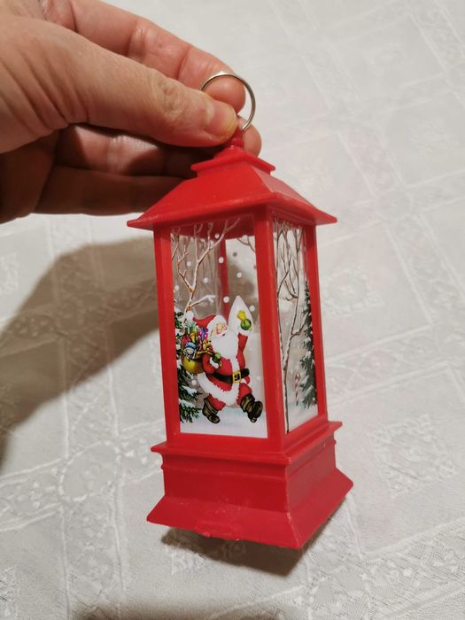 Bożonarodzeniowy lampion latarnia czerwona Święty Mikołaj z Prezentami