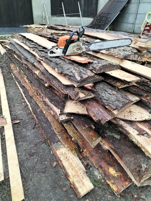 Cięcie drewna na opał.