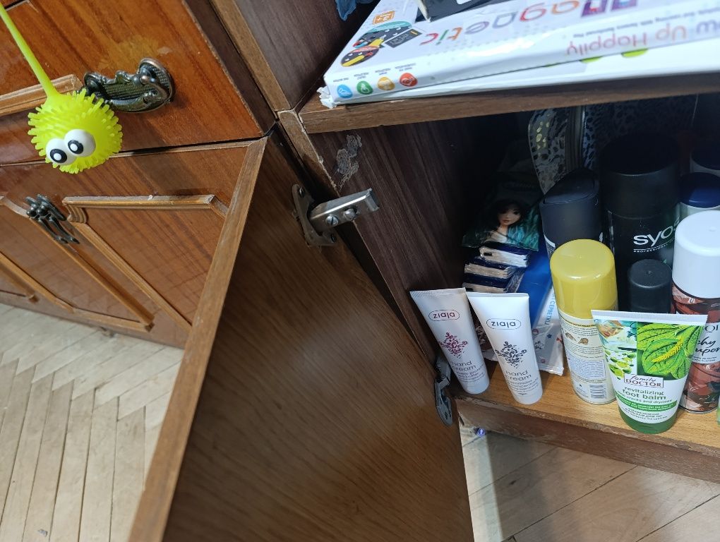Стінка коричневого кольору.