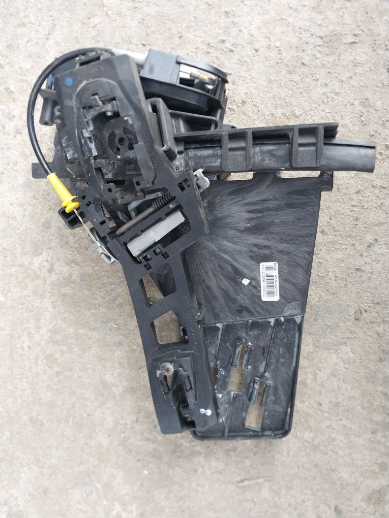 Замок дверей задніх Ford Fiesta mk7 08-12 8A6AA26413AE б/в
