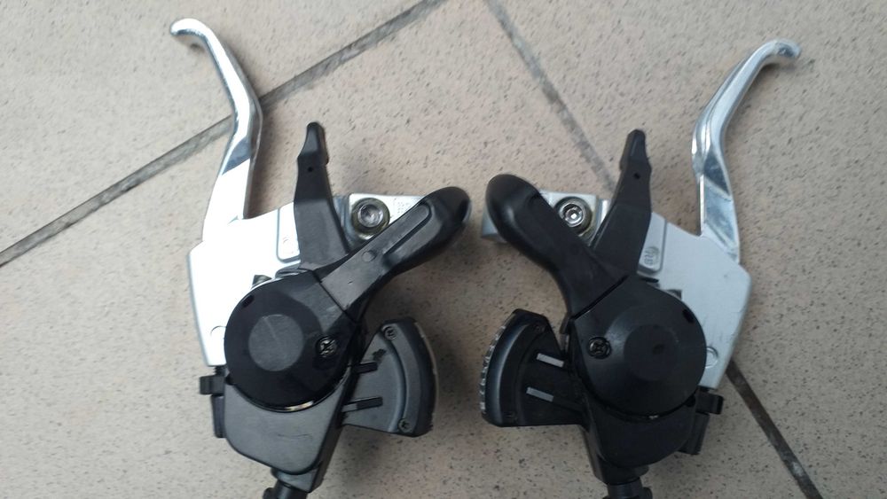 Klamkomanetki SHIMANO Alivio 3x8 model ST-MC18 stan idealny.