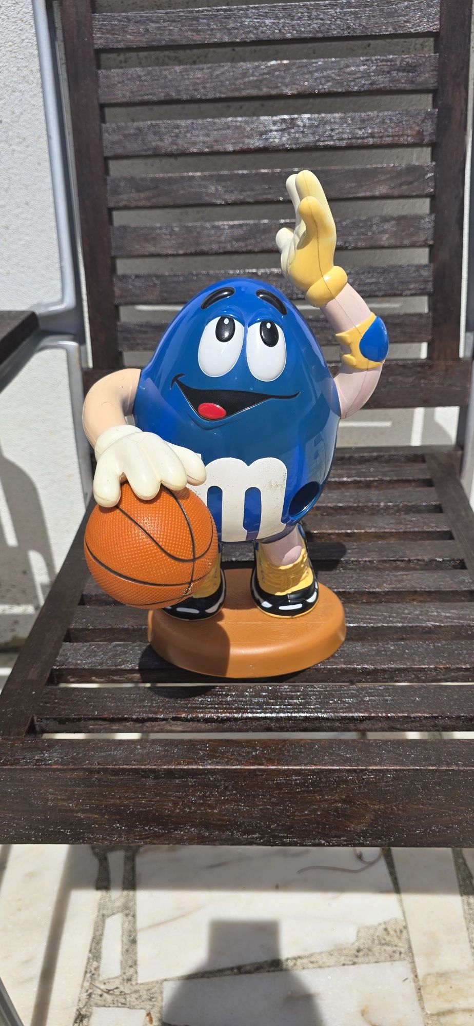 Dispensador M & Ms em boneco com depósito