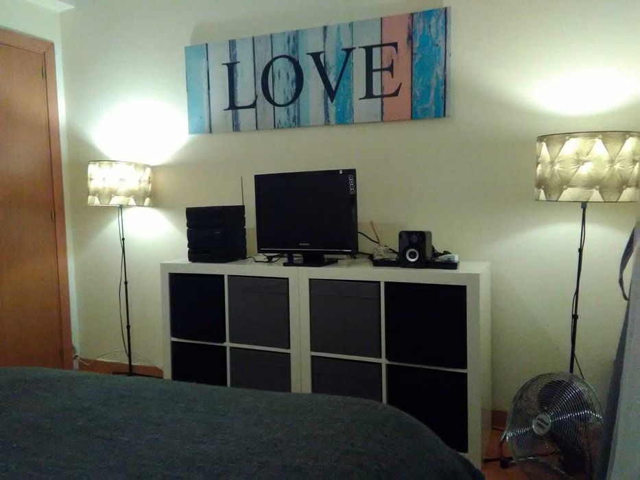 Quarto mobiliado com varanda e ar-condicionado na  Amora.