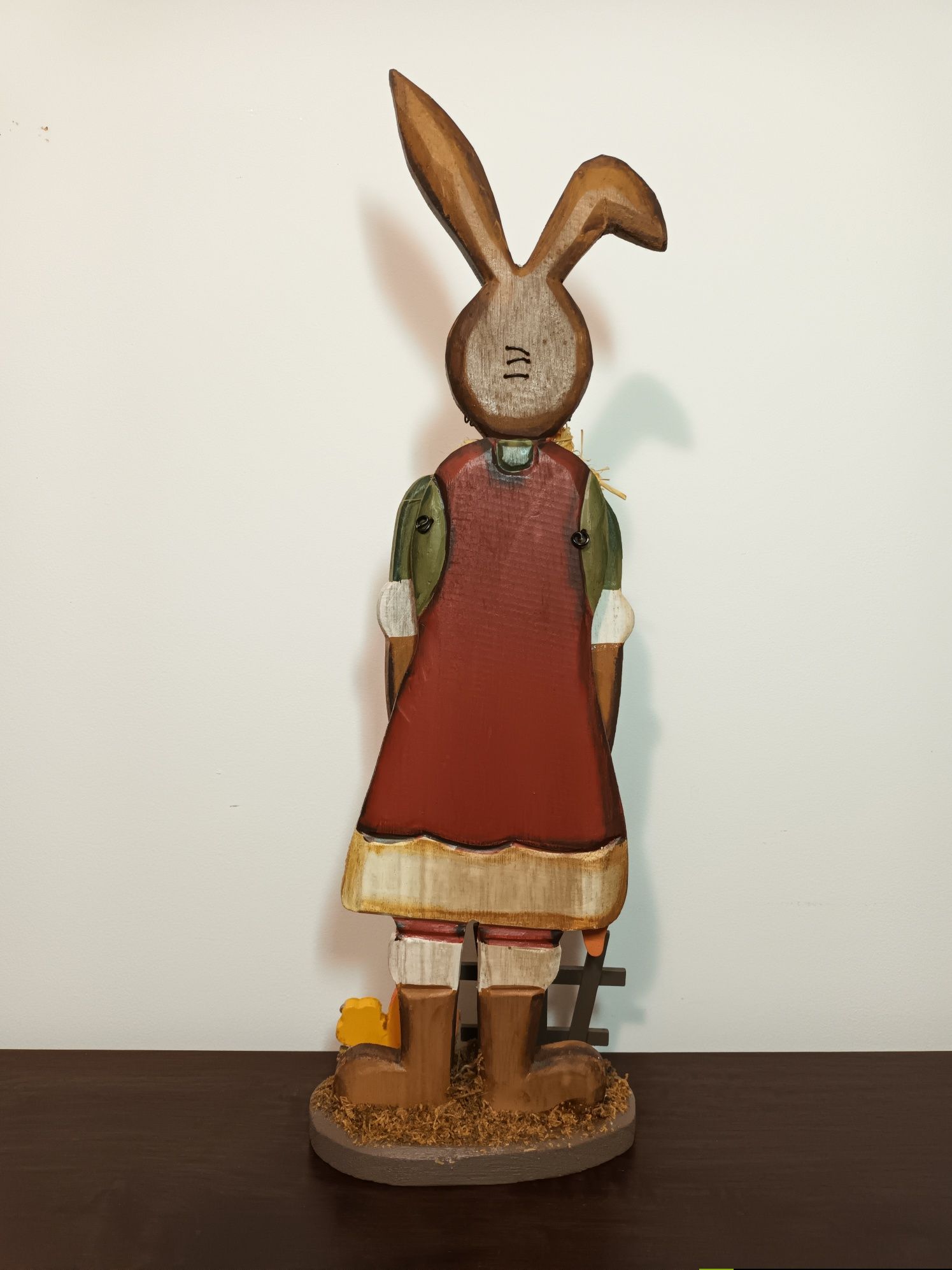 Coelho de madeira decorativo