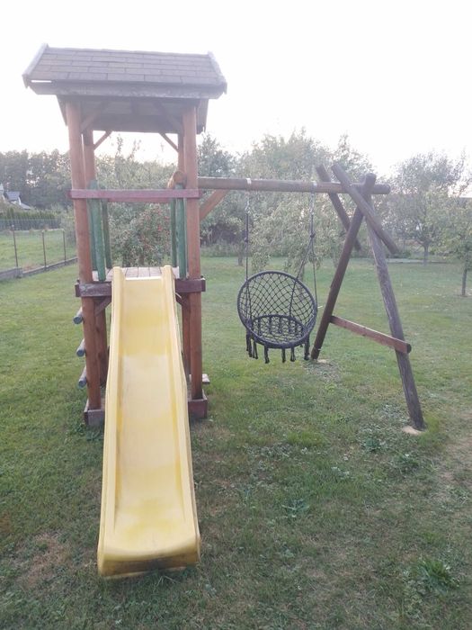 Plac zabaw drewniany, domek, zjeżdżalnia i huśtawka